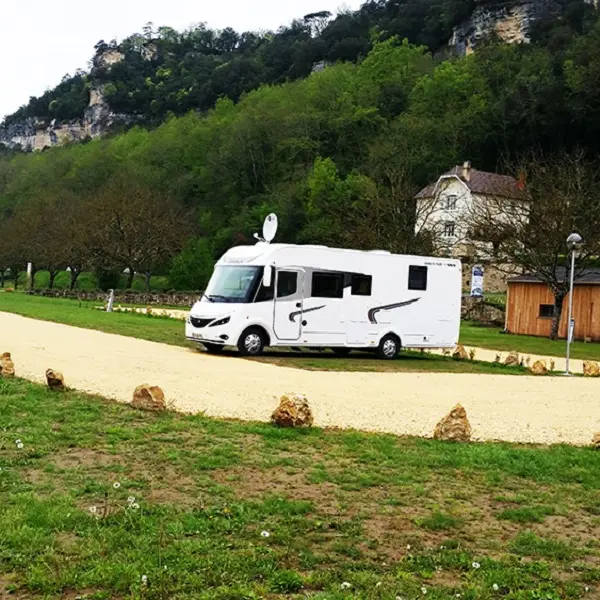 24-vezac-aire-etape-camping-car-park