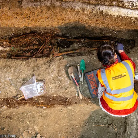 Sépulture en cours de fouille dans l'église Saint-Philibert à Dijon