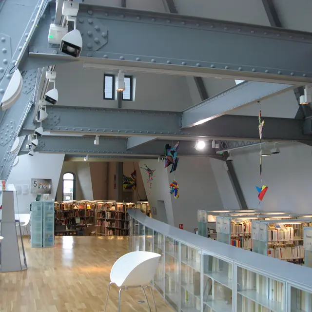 Mediatheque---Galerie-et-poutrelles-metalliques----Office-de-Tourisme-de-Chartres