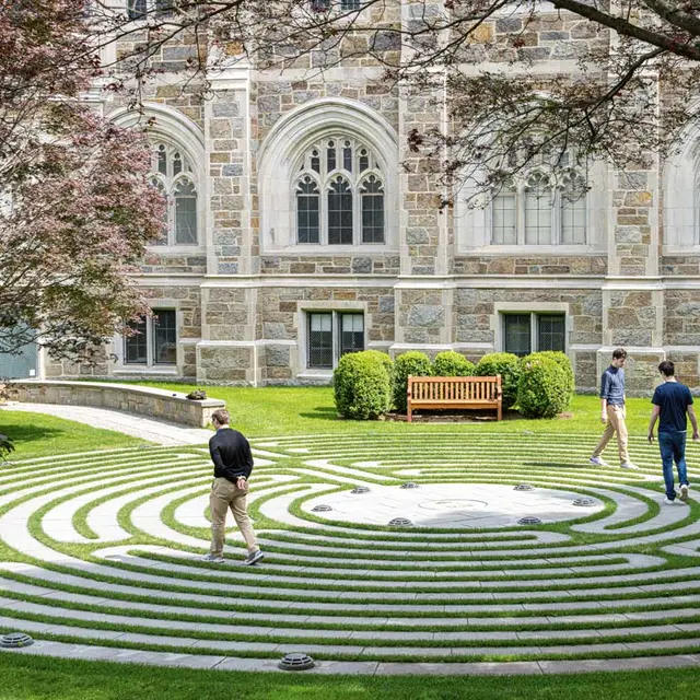Le labyrinthe mémorial de Boston College. Newton, Massachusetts, USA