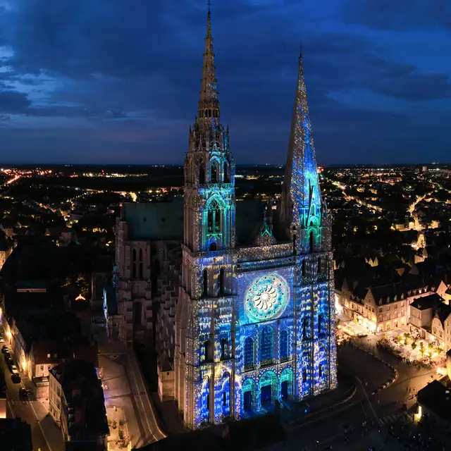 Vue aérienne de la cathédrale de Chartres, illuminée par Chartres en lumières