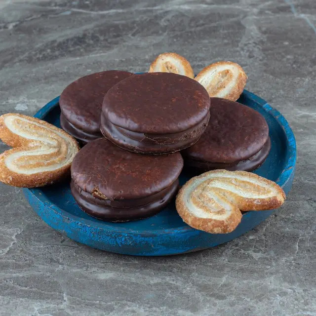 gros-plan-photo-gaufrettes-au-chocolat-biscuits-faits-maison-plaque-bois-bleue_114579-85457