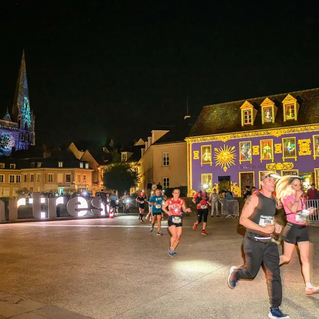 trail-in-chartres-en-lumieres-place-chatelet-16-9