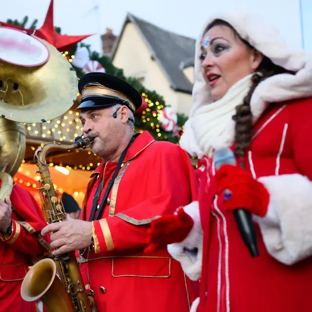 fanfare sur un marché de Noël