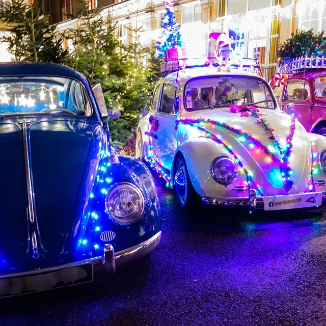 Anciennes voitures volkswagen décorées pour la parade de Noël