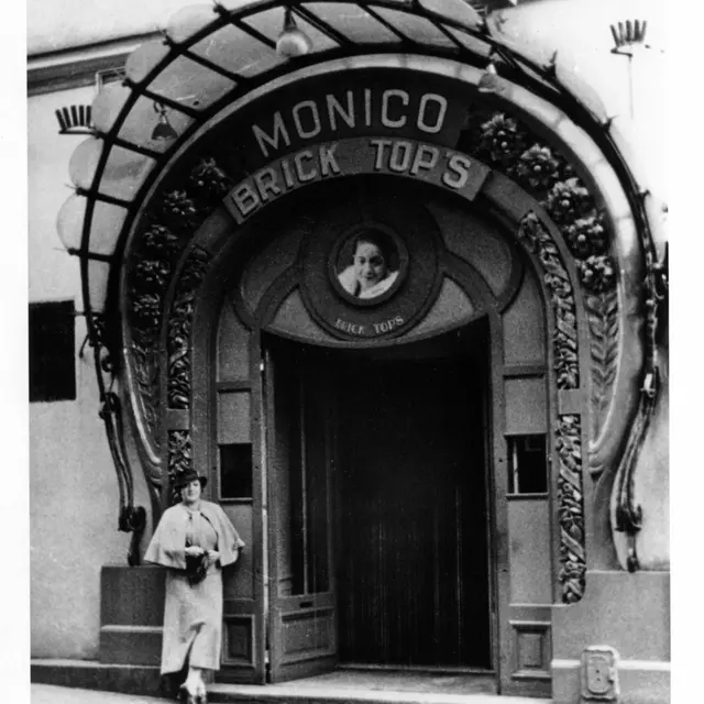 14 novembre Bricktop devant son club, rue Pigalle, Paris, 1934