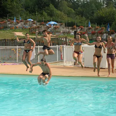CAMPING_DU_COIROUX_AUBAZINE_piscine