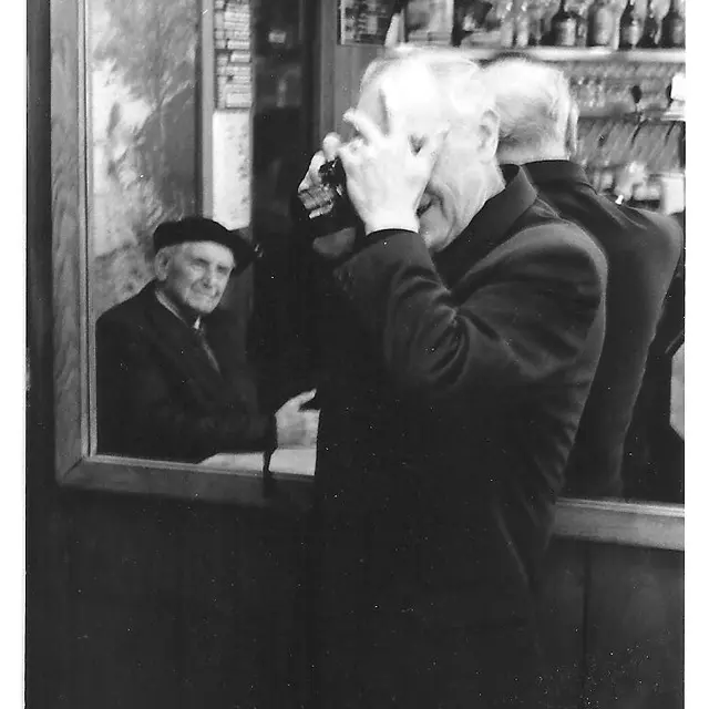DOISNEAU ET SON MODELE CHEZ UN BOUGNAT PARISIEN