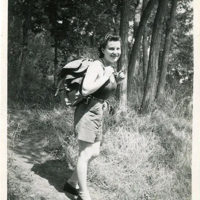 F16 Jeune femme marchant avec sac à dos 1943_2