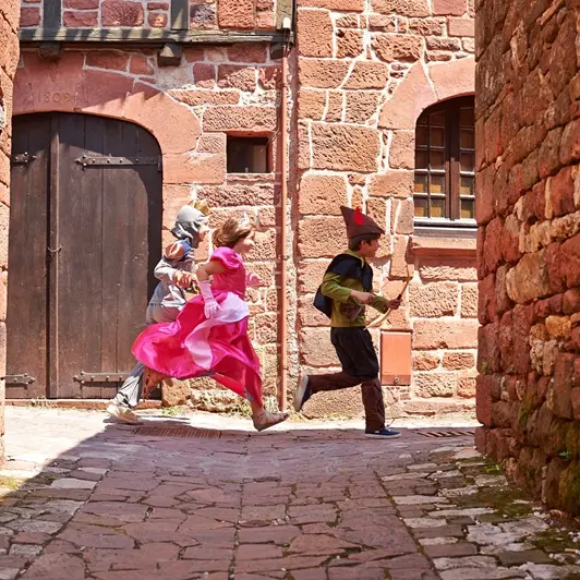 Jeux d'enfants à Collonges-la-Rouge  © Laurent Moynat - Corrèze Tourisme - Vallée de la Dordogne OK