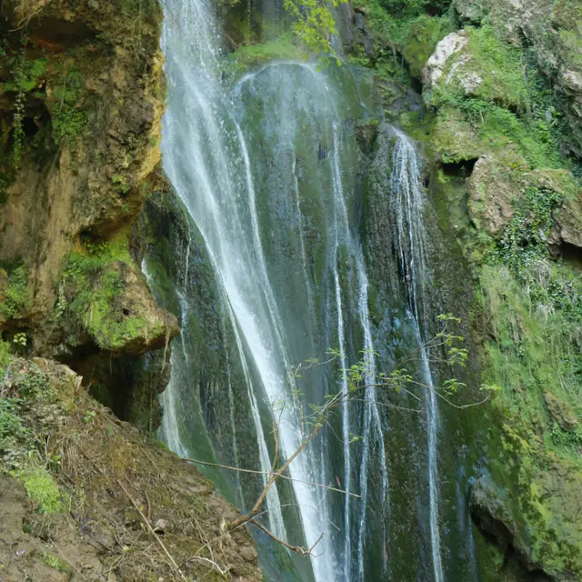 Jolie cascade de 30 m de haut©M.Légeron