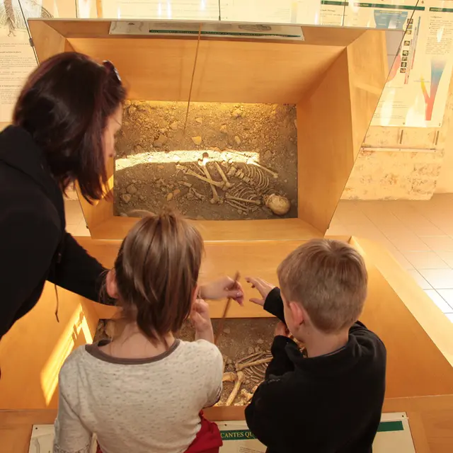 MUSEE_HOMME_DE_NEANDERTAL_LA_CHAPELL                            E_AUX_SAINTS_3_4