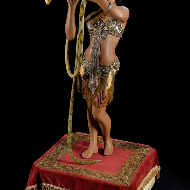 Musée de l automate- la charmeuse