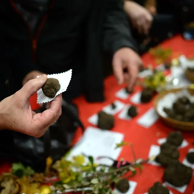 Tractations sur le marché aux truffes © Lot Tourisme - M. Taburet