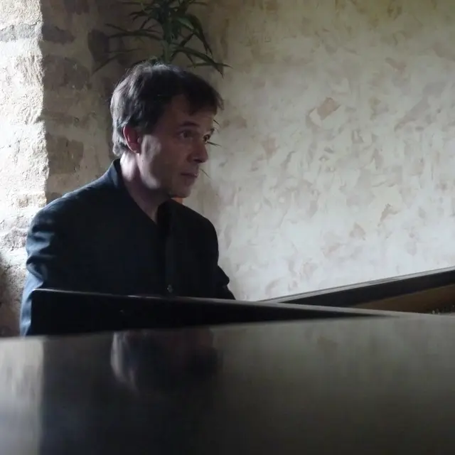 au piano dans le lointain C
