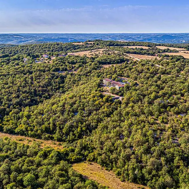 exterieurs - vue drone eloignee - hotel - le bois d'imbert -rocamadour