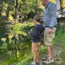 pecher-la-truite-en-famille-12993620-fr-thumb