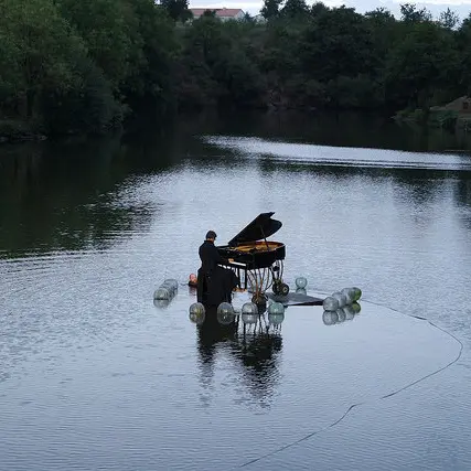 piano sur l'eau