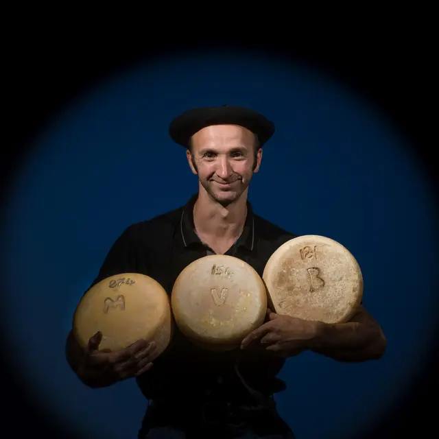 Joseph fabrique du fromage pur brebis, pur vache et mixte.