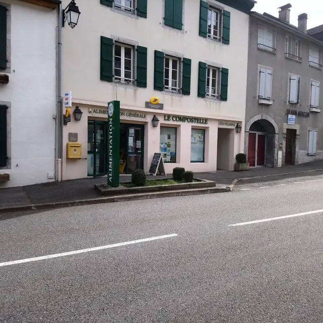 Facade du Gîte Pélerins Le Compostelle