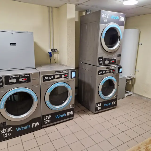 Lave-linge et sèche linge de 12 kg à la laverie de La Pierre Saint-Martin