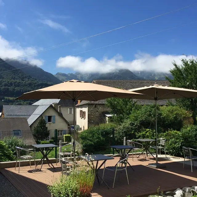 Les-tables-d-en-haut-Terrasse-LESCUN