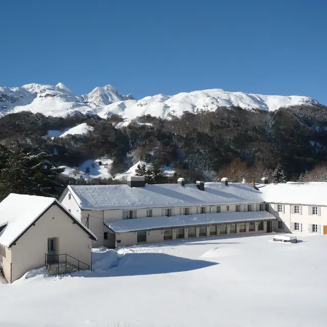 Vue extérieure du chalet en hiver