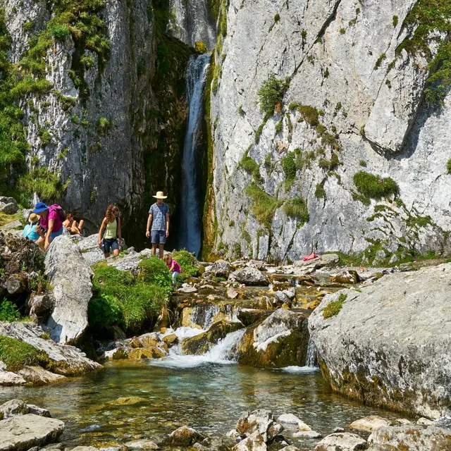 Randonneurs-a-la-cascade-de-Sanchese-LESCUN