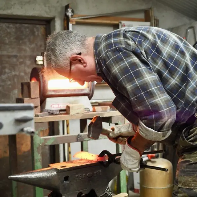 Salvador Sanchis dans son atelier 2S Couteaux à Bedous