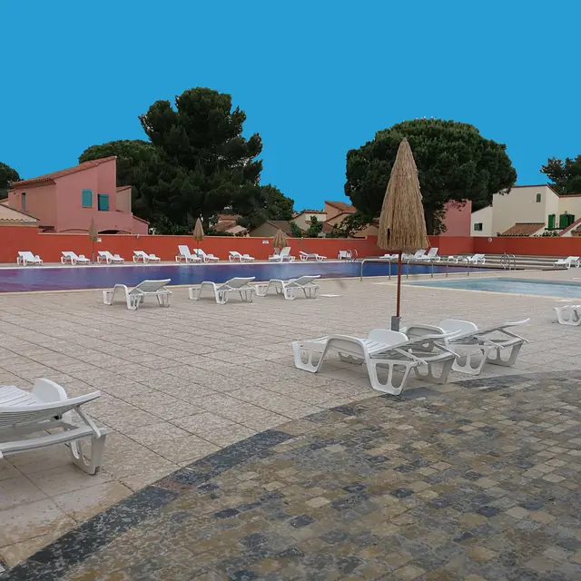 Piscine 25m sur 12.5m et grande pataugeoire