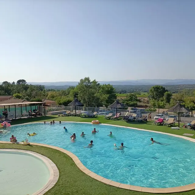 piscine et vue panoramique sur les montagnes ardéchoises