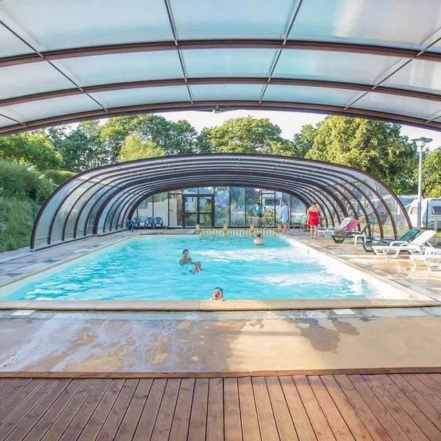 Camping AU GRE DES VENTS_copr.Alessandro GUI_piscine_couverte_morbihan_rochefort-en-terre