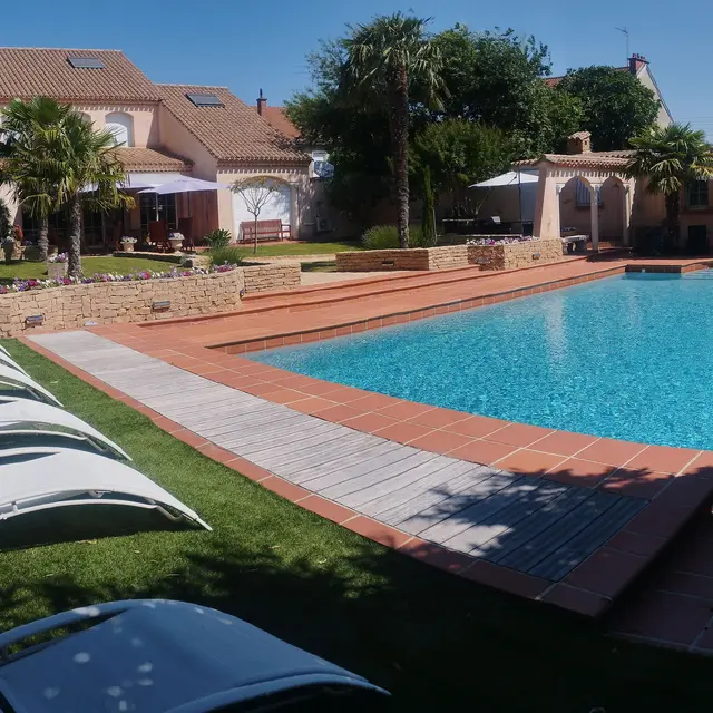 le mas champenois vue d'ensemble du jardin vue sur pool house