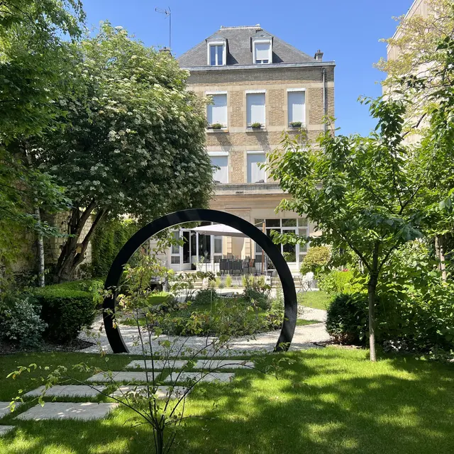 Jardin en été Chambres d'hôtes La Demeure des Sacres Reims