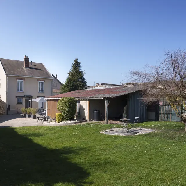 le grand gîte avec la cour et jardin privée