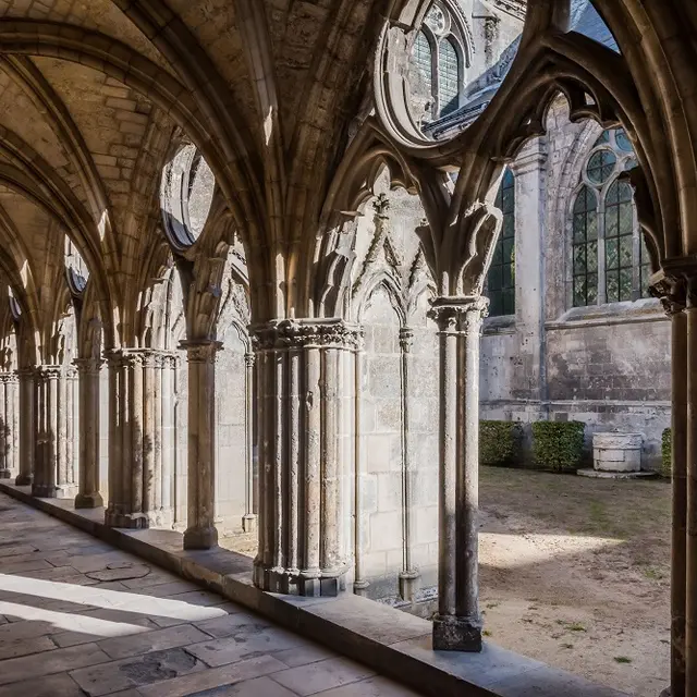 Cloître < Abbaye Saint-Léger < Soissons < Aisne