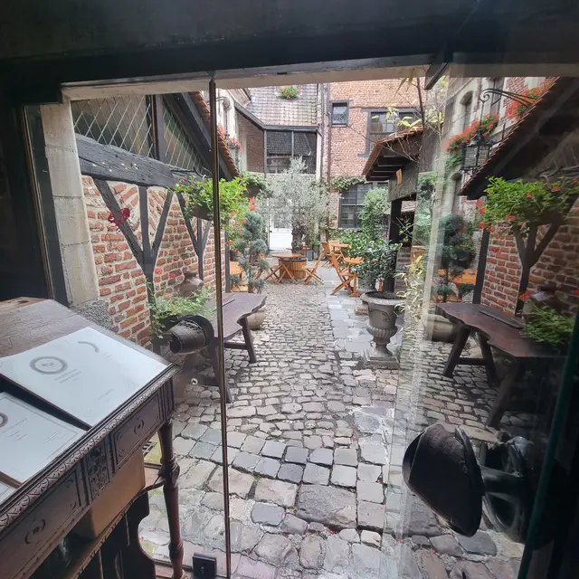 RestaurantAubergeBonFermier–Cour_VictorMichel