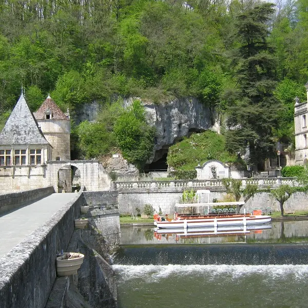 Brantôme_bateau_abbaye©officedetourismebrantomedronnebelle