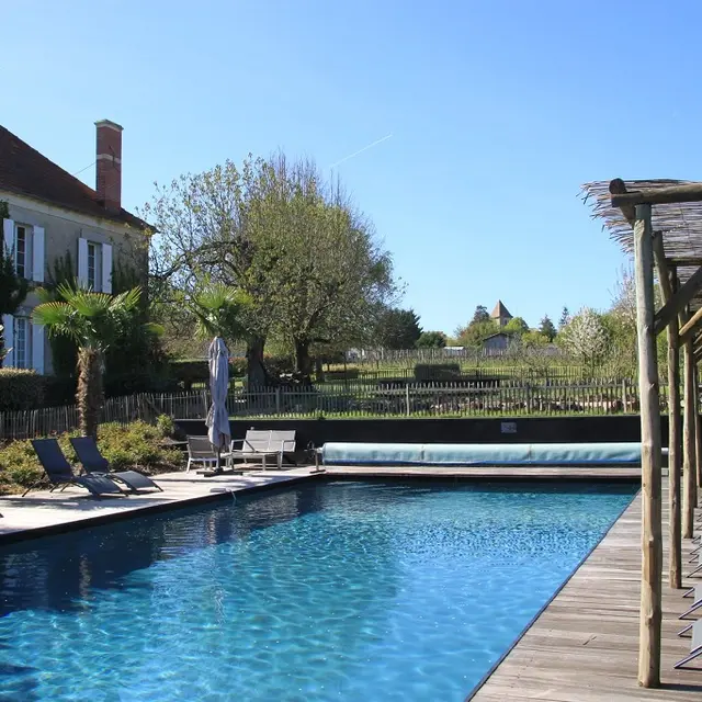 Gîte-Le-Guinot-piscine-transat