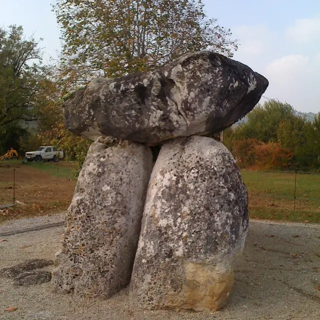 Dolmen de Peyrelevade
