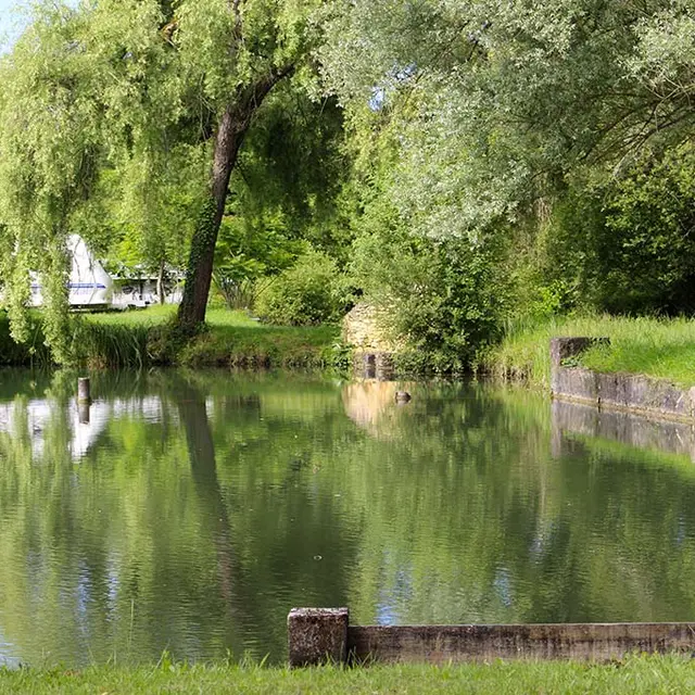 camping-les-Tailladis-etang