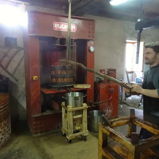 Nicolas à la fabrication de l'huile de noix