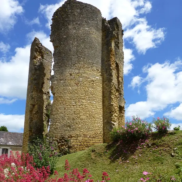 sainte-alvère_forteresse_tour_village©officedetourismedeperigueux