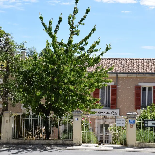 Rives-de-lisle-cote-rue