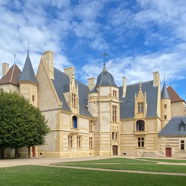 Logis Renaissance du Château d'Ainay-le-Vieil HD