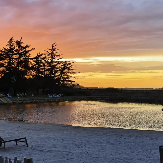 plage couché de soleil