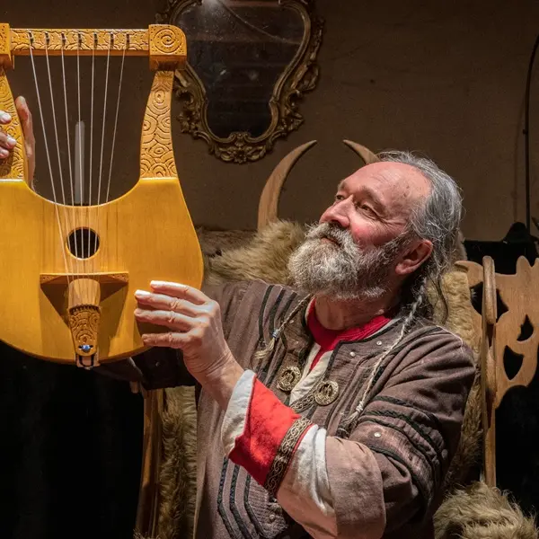 Merlin_Ozégan_barde_contes_Centre_Arthurien_DestinationBrocéliande