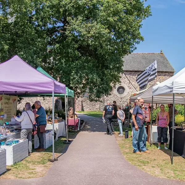Marché estival artisanal de Tréhorenteuc - Destination Brocéliande