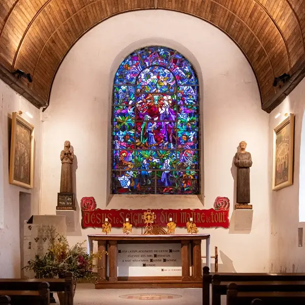 grand-vitrail_Eglise-du-Graal_Trehorenteuc_DestinationBrocéliande