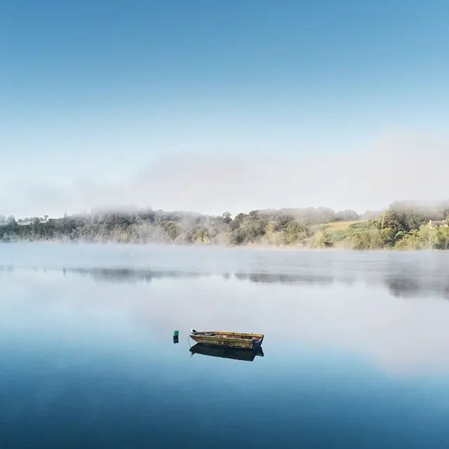 A la découverte du patrimoine de Jugon-les-Lacs_Barque sur le grand étang_crédit Alexandre Lamoureux_validité 2031
